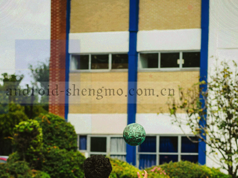 手持设备屏幕发出青色光晕，屏幕上是版本更新列表界面